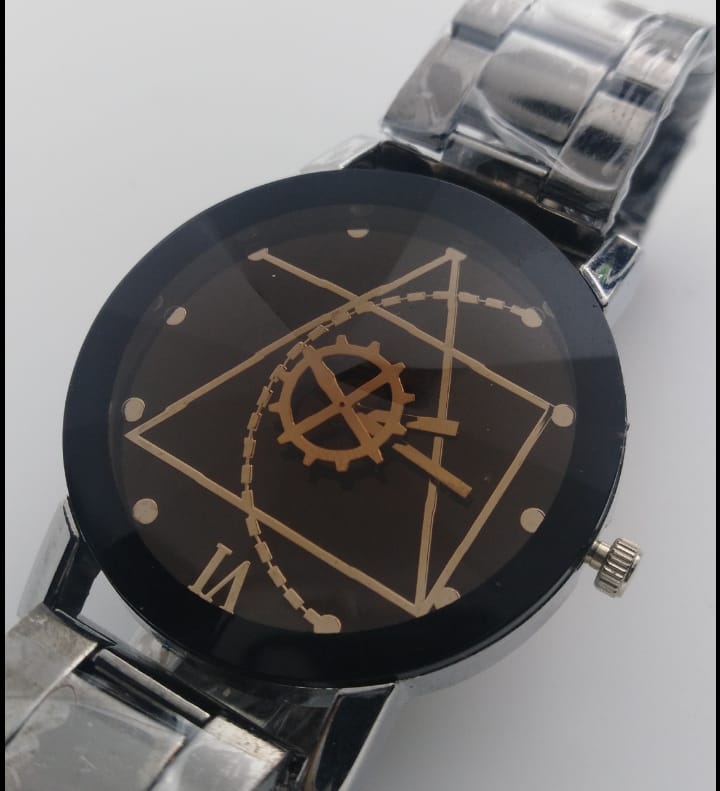 Reloj genérico negro triangulo       